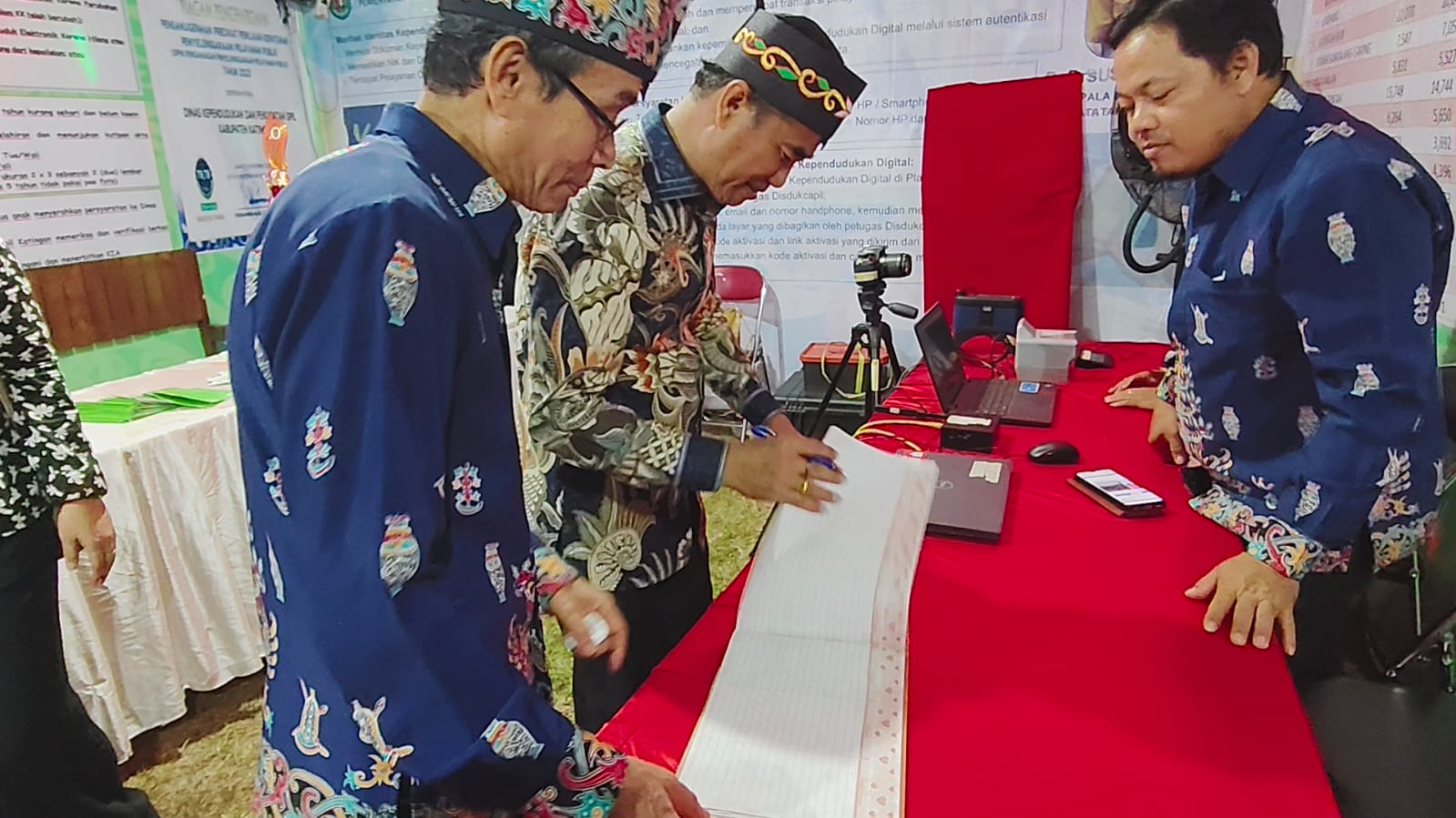 Kadis Disdukcapil bersama Bapak Marwan Susanto (Ketua DPRD) Kab Katingan 