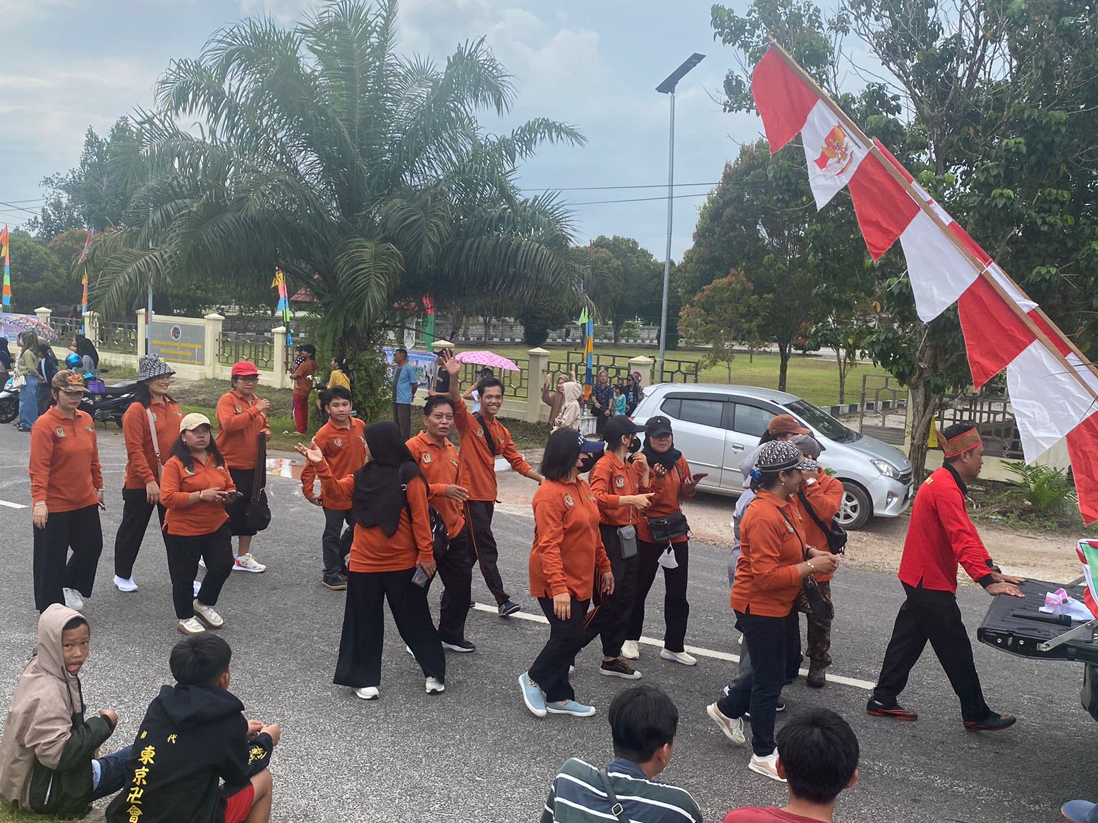 Pegawai dukcapil menyapa dan berinteraksi dengan penonton, menciptakan suasana akrab dan meriah 
