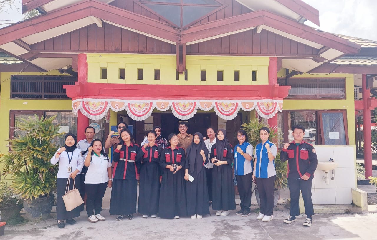 Tim Jemput Bola(Jebol) Disdukcapil Kab Katingan di depan SMKN 4 Palangkaraya