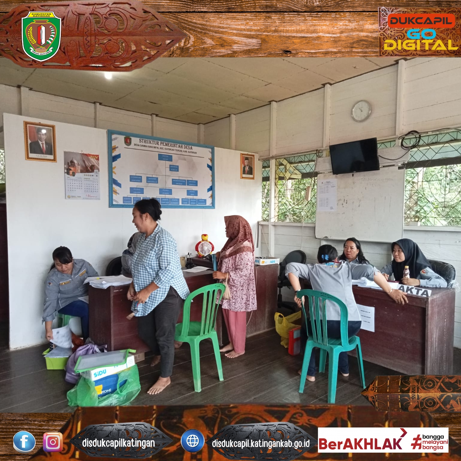 .   Warga menyerahkan dokumen pendukung kepada petugas Dukcapil untuk diperiksa dan diverifikasi