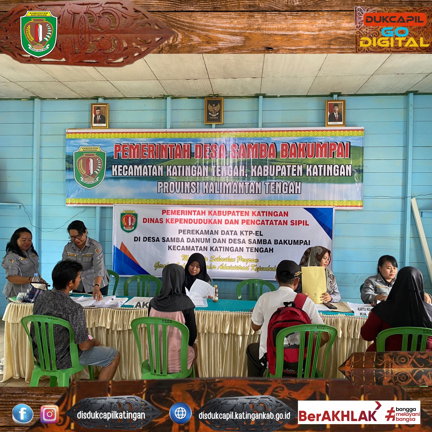 . Petugas Dukcapil menjelaskan proses administrasi kependudukan kepada warga 