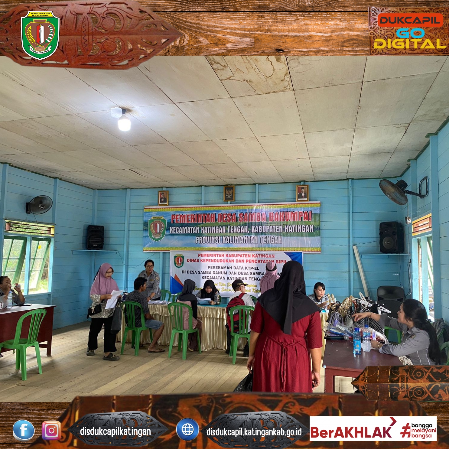.   Petugas Dukcapil Katingan berfoto bersama sebelum kegiatan pelayanan jemput bola Adminduk.