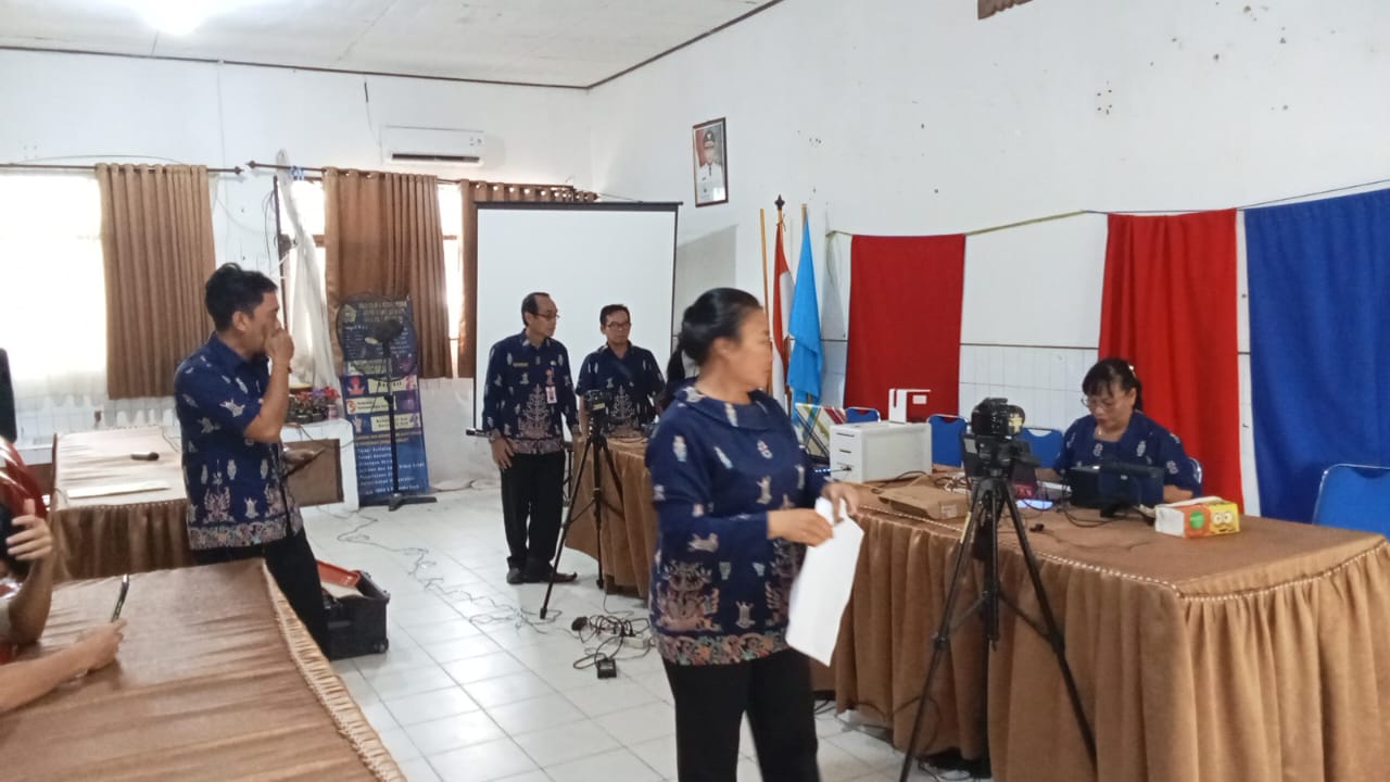 Penyerahan KTP di SMA N 3 Palangkaraya