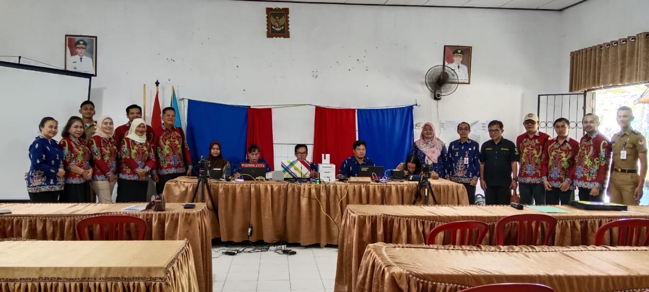 Penyerahan KTP di SMA N 4 Palangkaraya