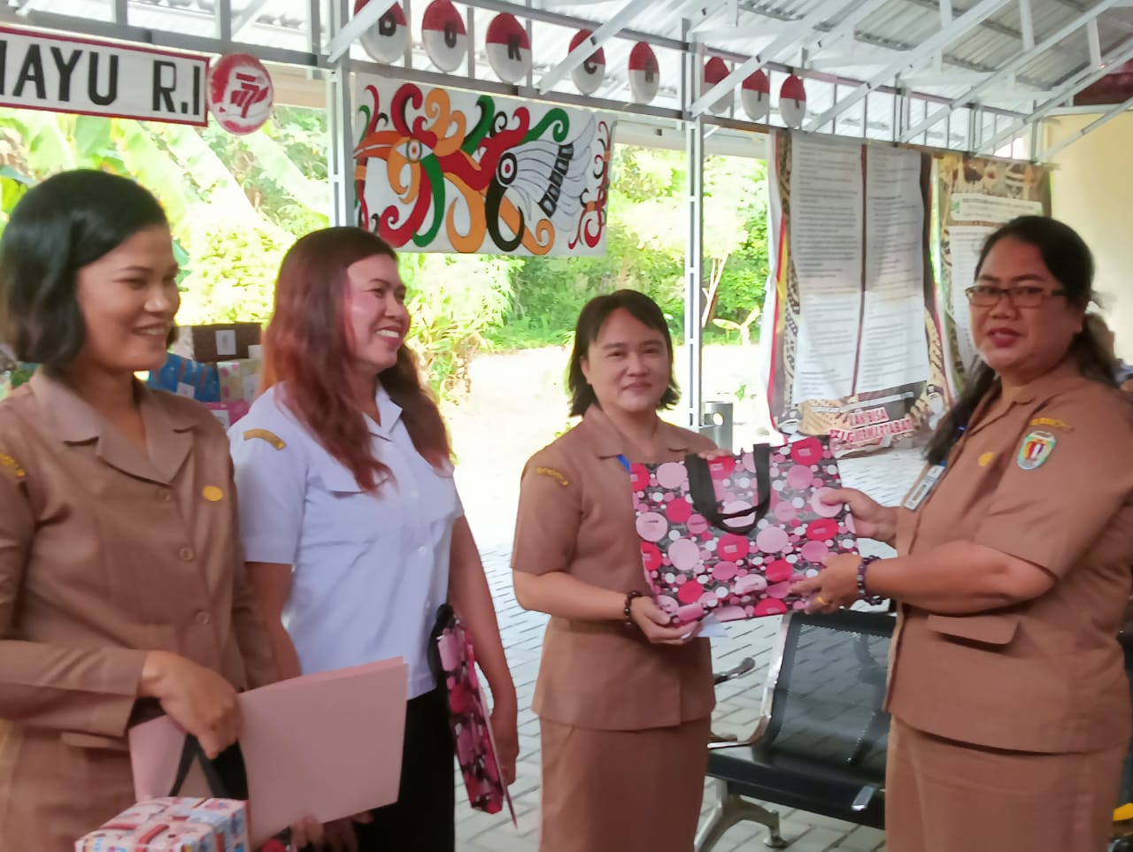 Pemberian Kado dari ibu Natallisae, S.Sos (Kabid pelayanan capil) kepada Ibu Oktri Oreri, SE (Kabid 