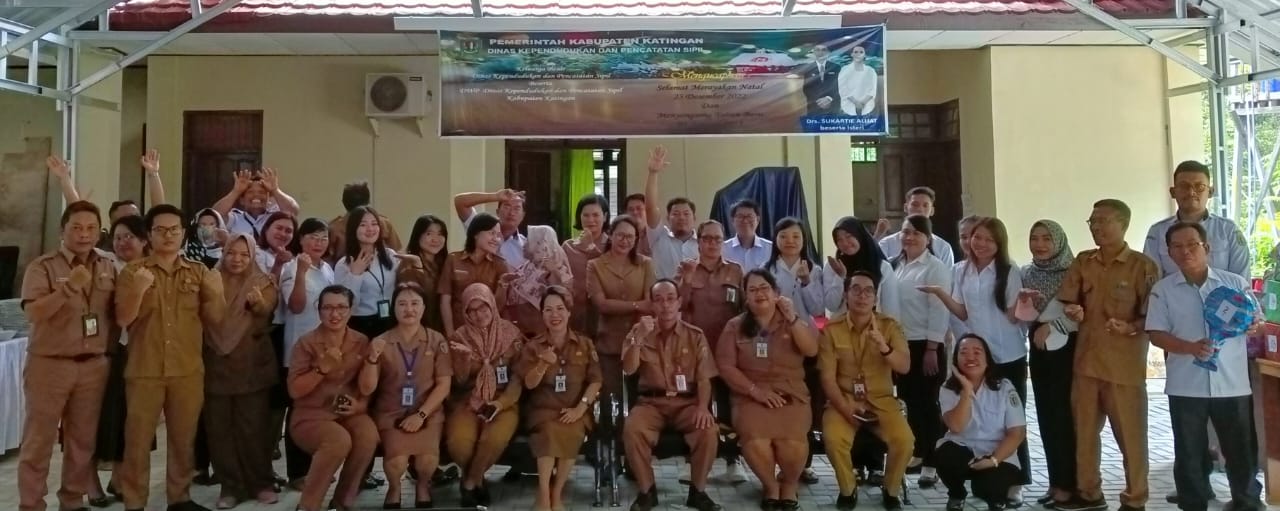 Foto bersama seluruh pegawai Dinas Dukcapil Kab Katingan
