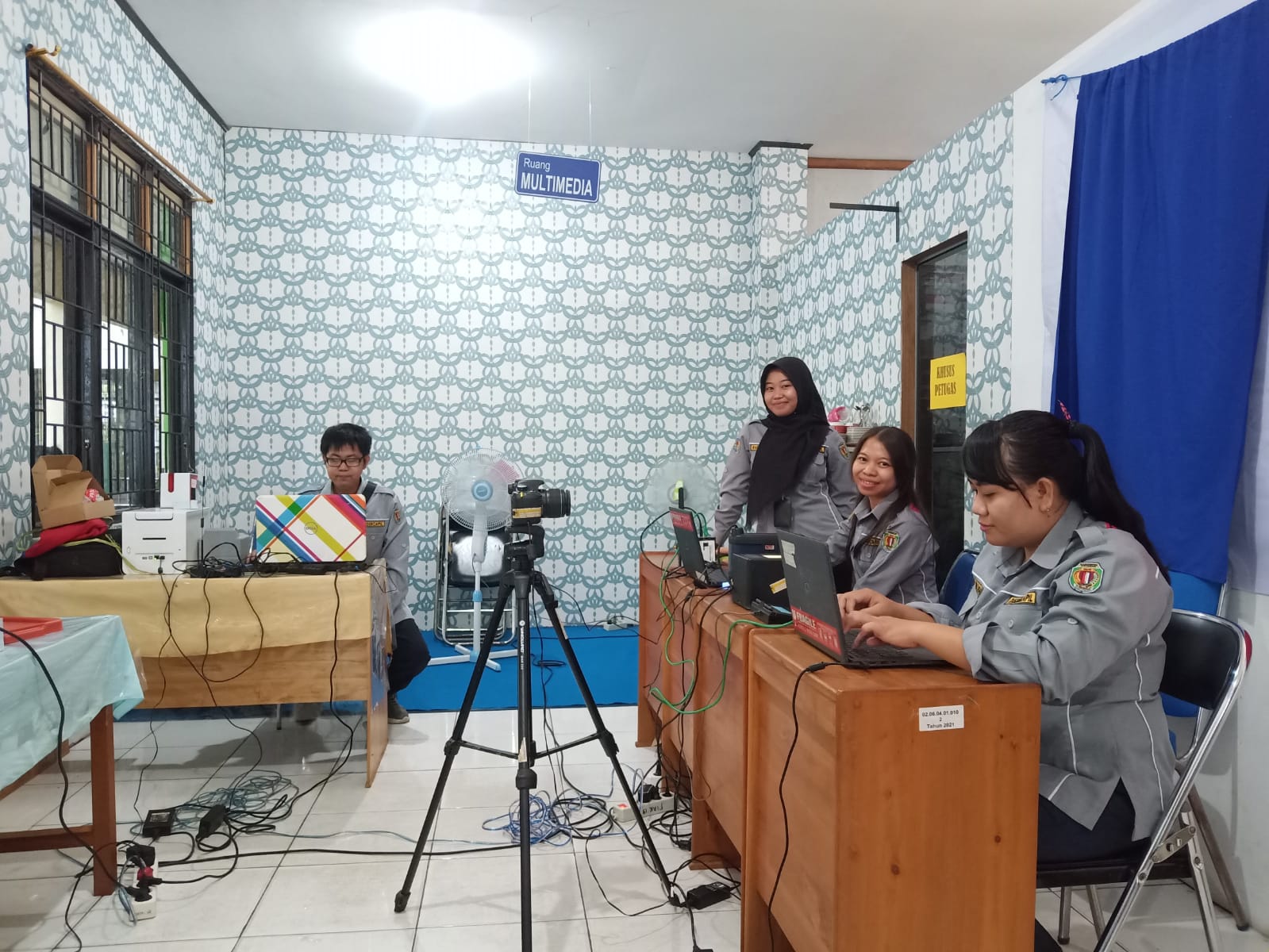 Tim sedang bersiap melakukan perekaman KTP Elektronik 