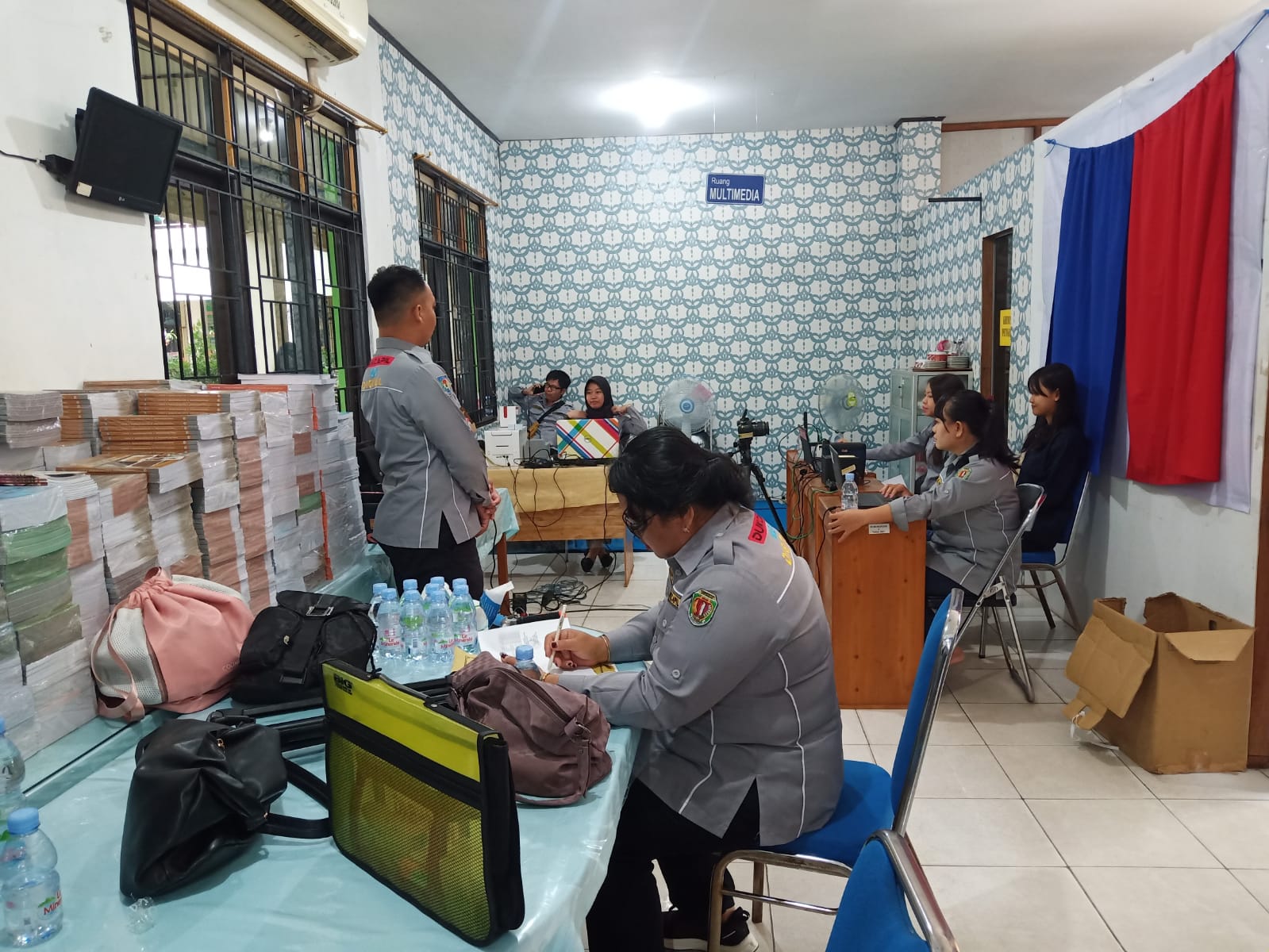 Aktivitas pelayanan perekaman KTP Elektronik