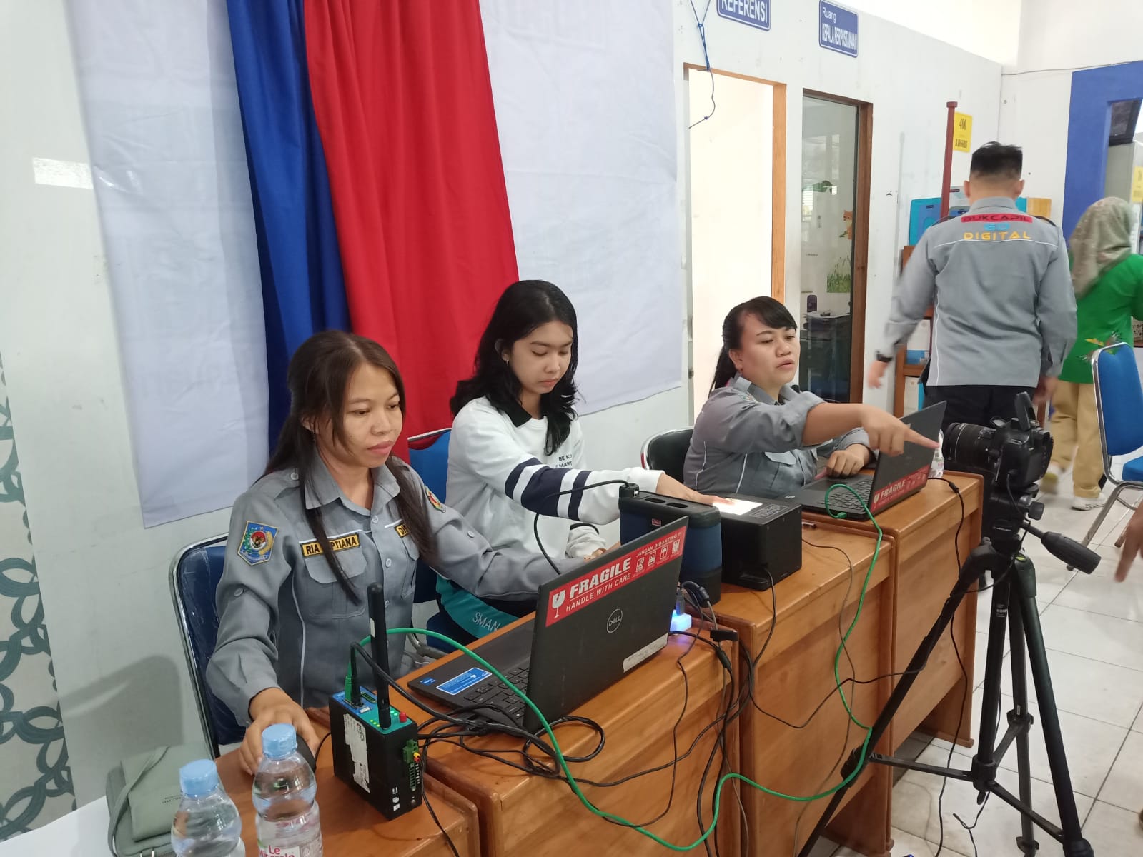 Fingerprint scan kepada siswa SMA N 2 Palangkaraya