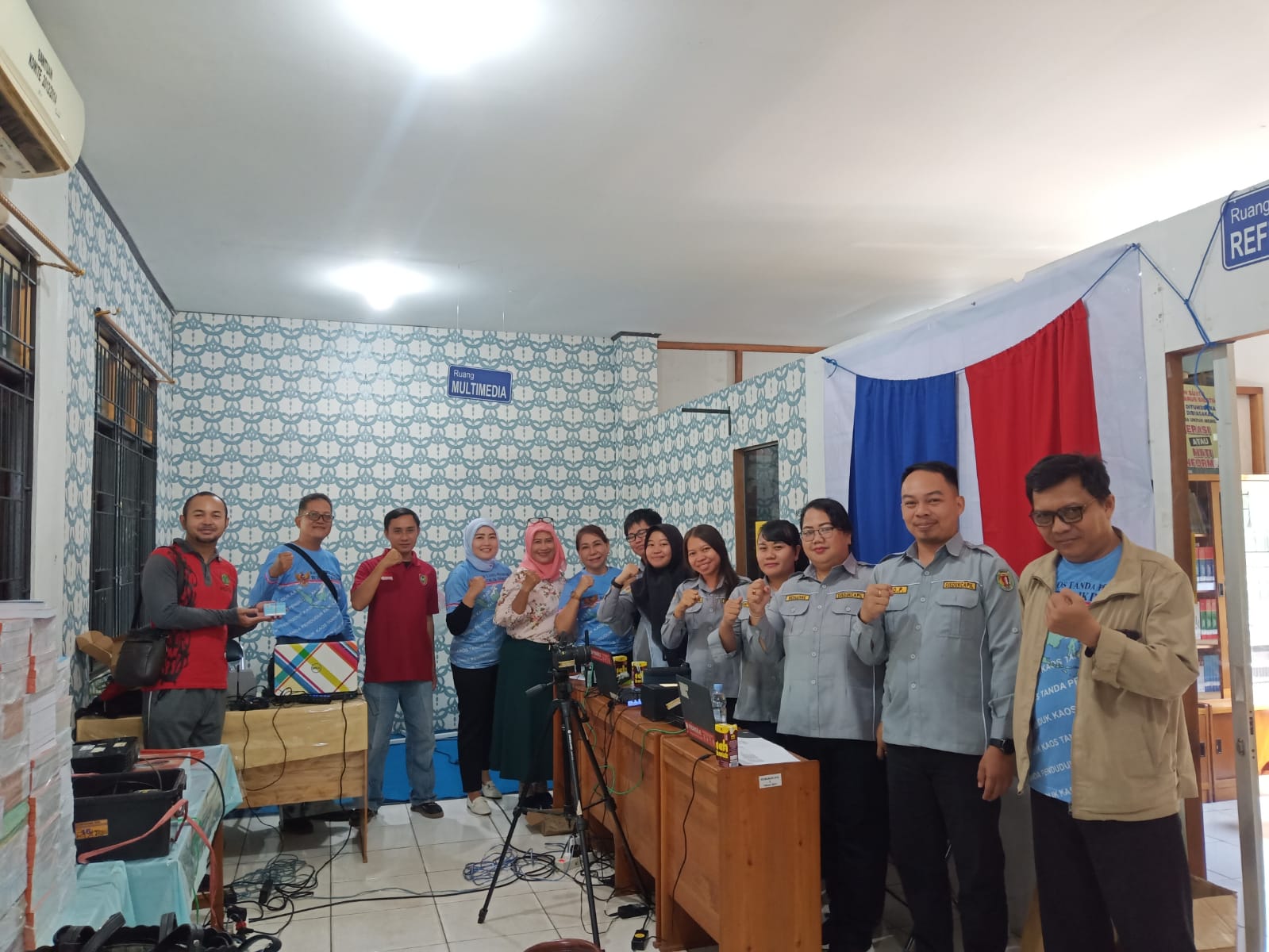 Berpose bersama para guru SMA N 2 Palangkaraya