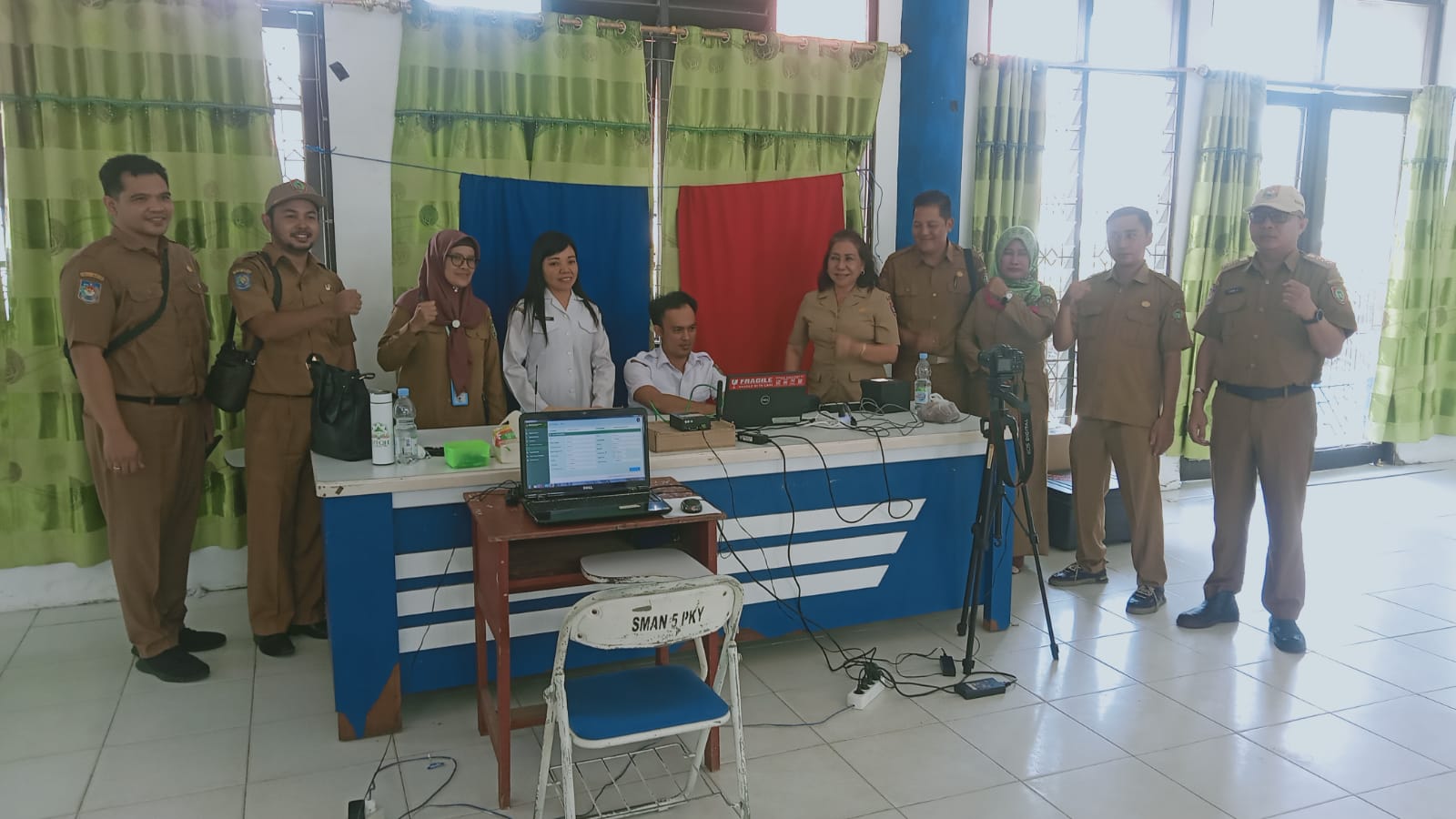 Bersama para guru SMA N 5 Palangkaraya