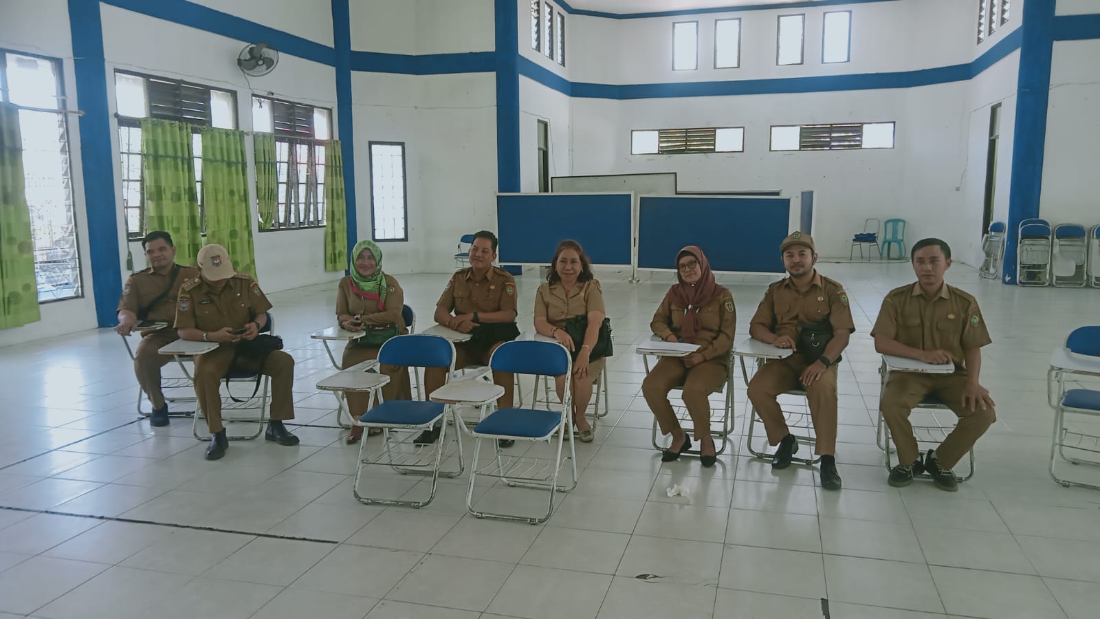 Ibu Maulinah, S.Sos bersama para guru SMA N 5 Palangkaraya