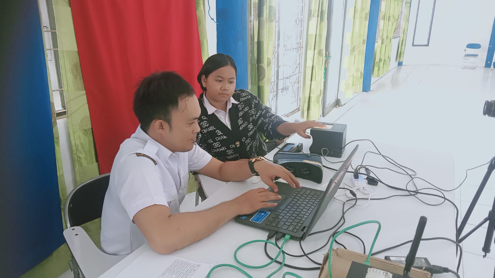 Petugas melakukan Fingerprint Scan Siswi SMA N 5 Palangkaraya