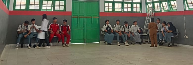 Siswa siswi SMKS Karsa Mulya menunggu antrian perekaman KTP Elektronik