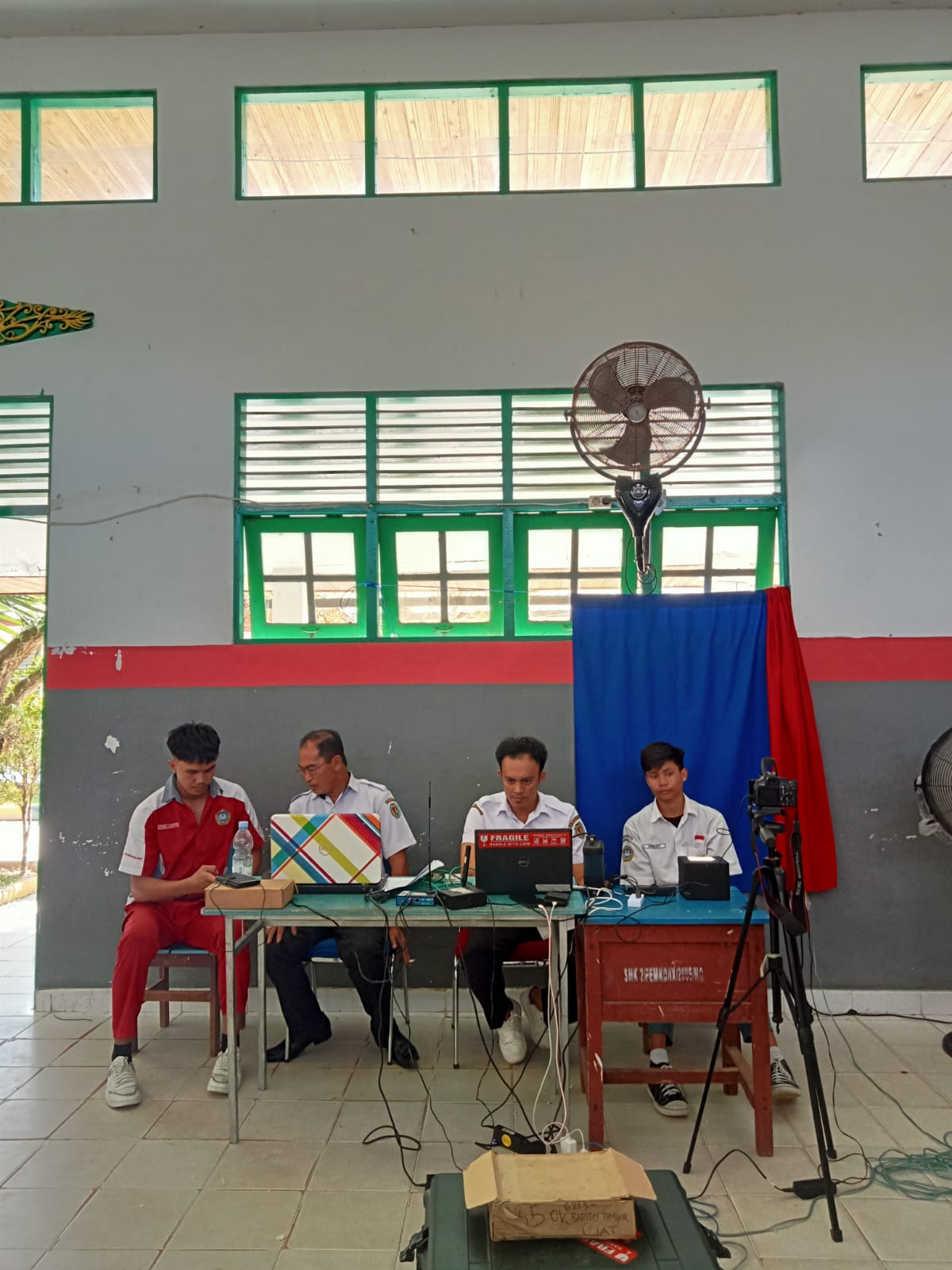 Petugas sedang melakukan perekaman KTP Elektronik