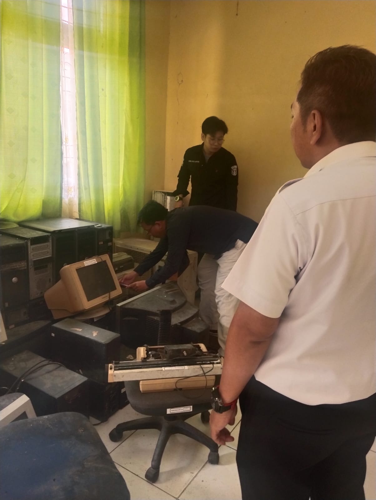 Peninjauan lapangan oleh KPKNL ke ruang penyimpanan aset Disdukcapil untuk verifikasi langsung