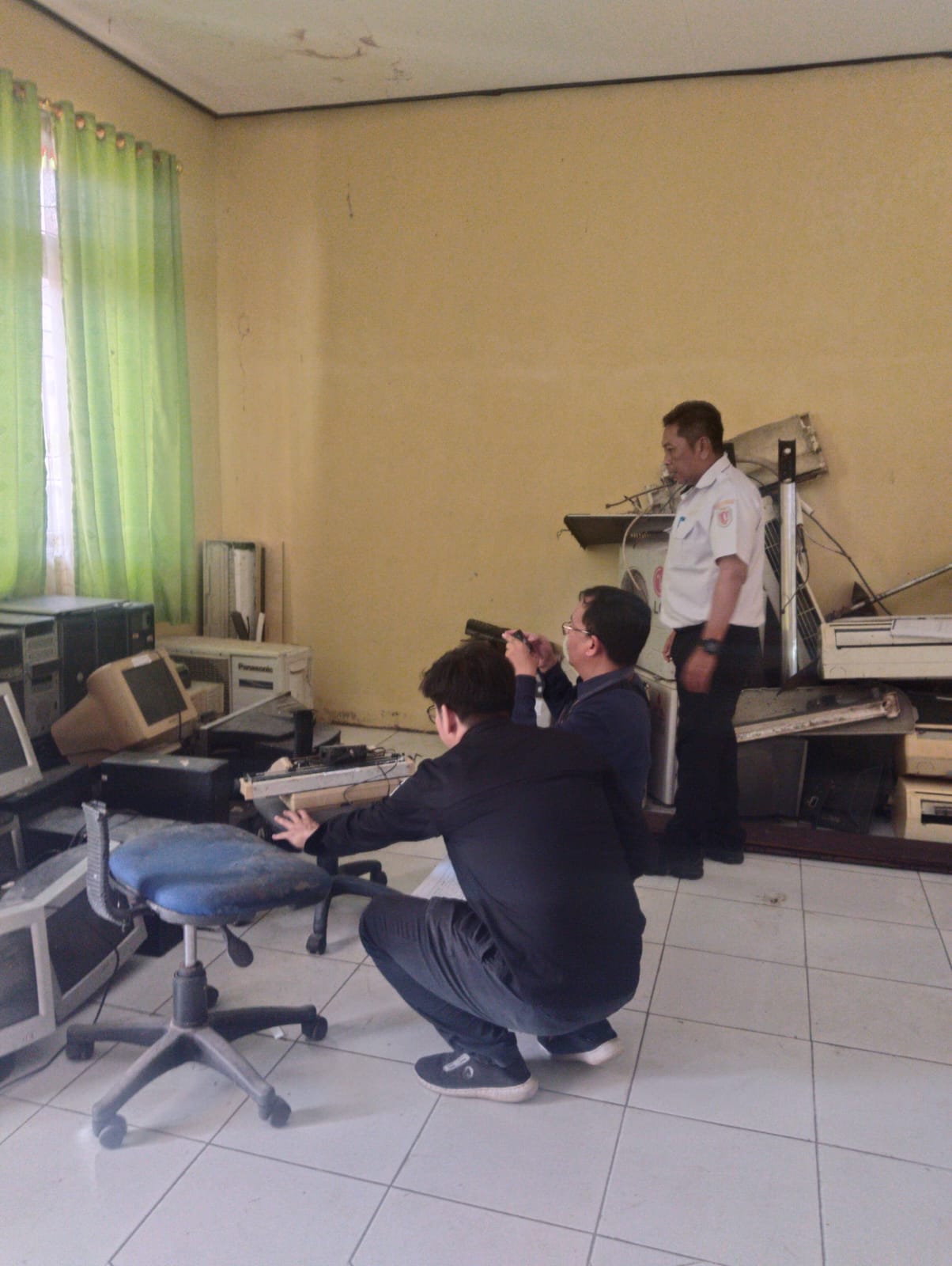 Pihak KPKNL sedang mendokumentasikan barang inventaris Disdukcapil Kab Katingan