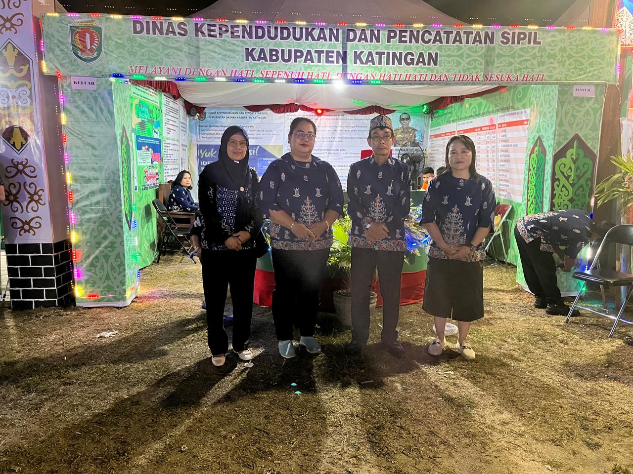 Kadis Disdukcapil Kab Katingan berpose bersama Para Kabid