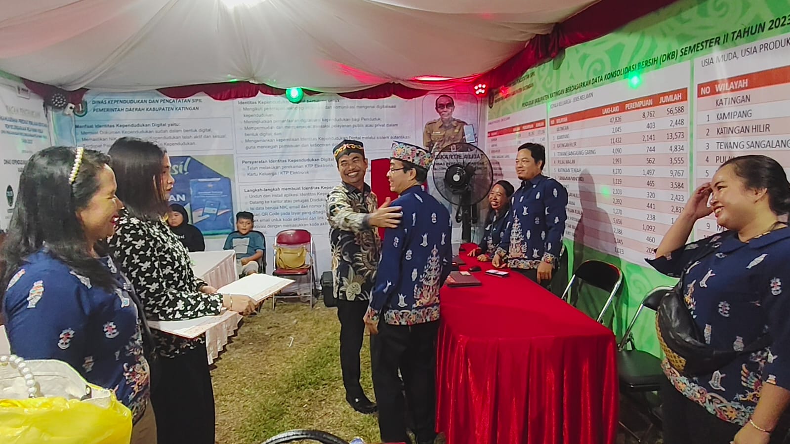 Canda tawa ringan Ketua DPRD Kab Katingan di stand Pameran Disdukcapil