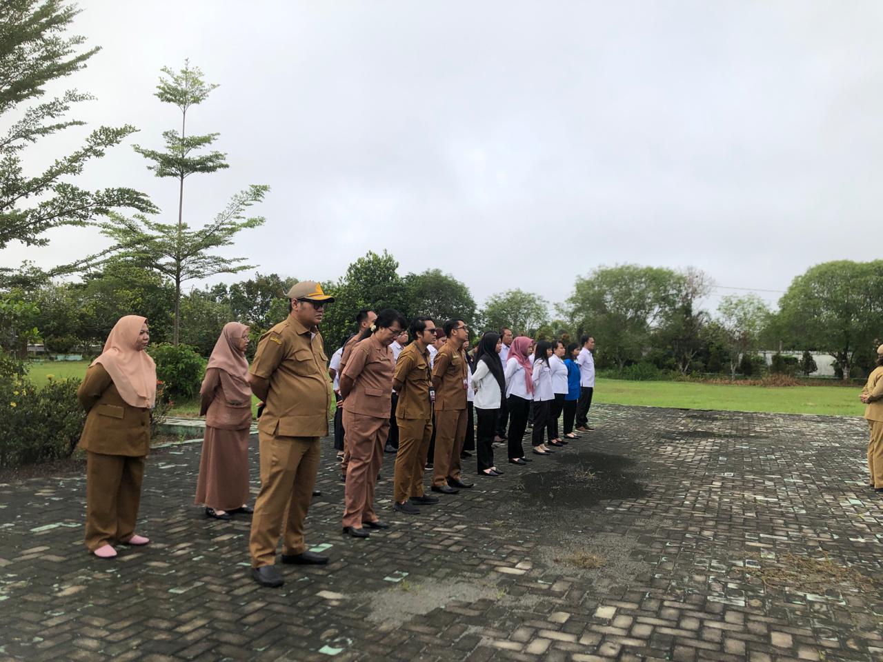 Peserta Apel sedang mendengarkan amanat Pembina Apel, Drs. Sukartie Alijat