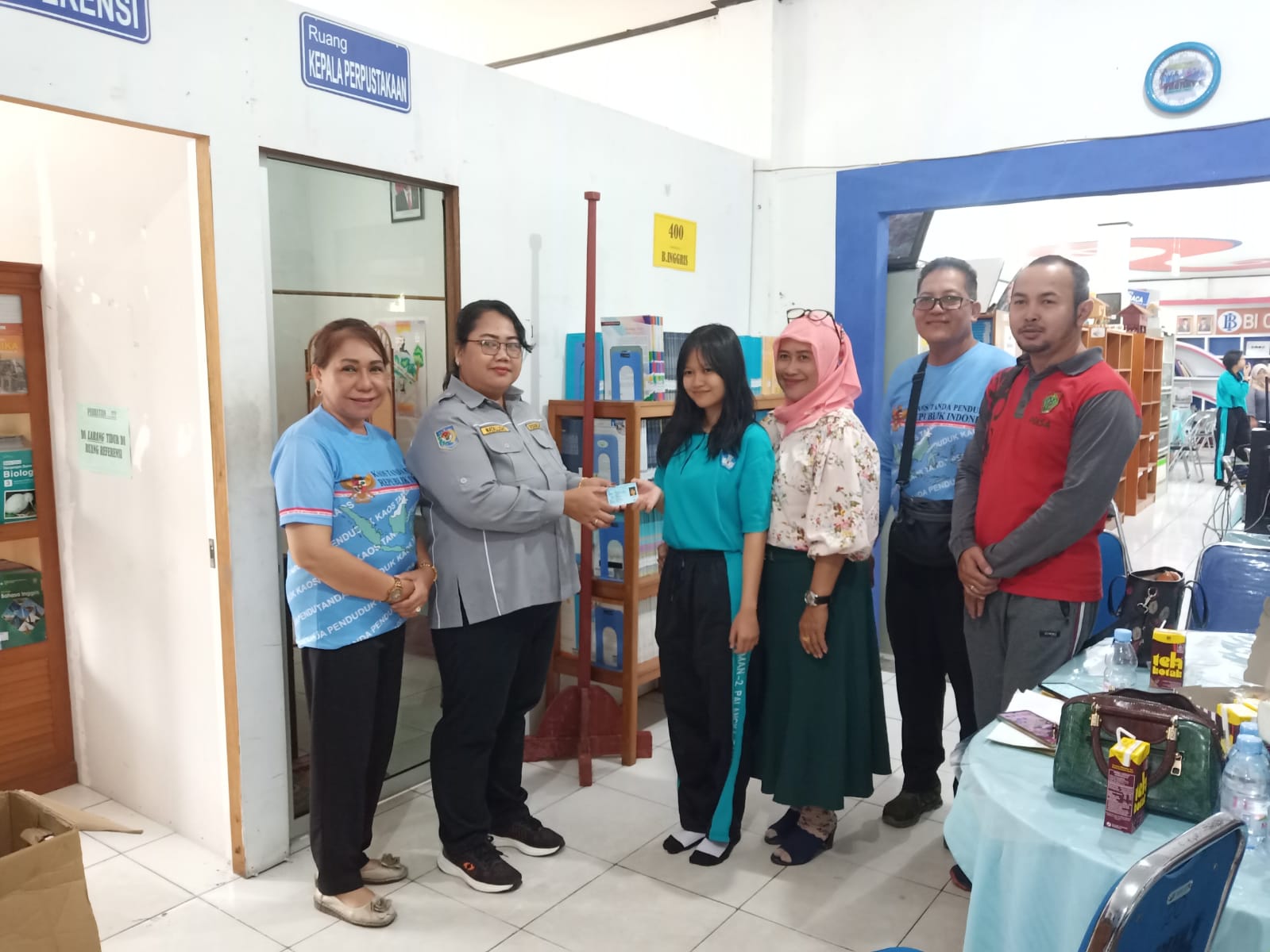 Penyerahan KTP El secara simbolis  kepada salah satu siswi SMAN 2 Palangka Raya
